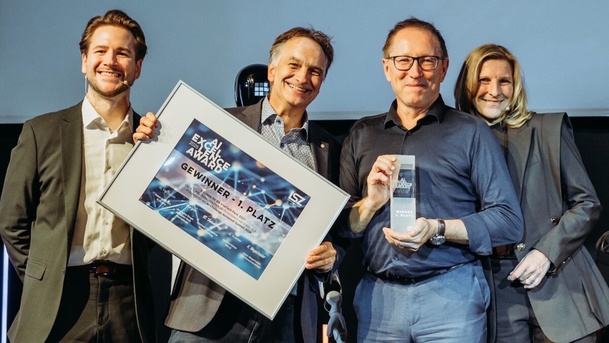 Vier Personen bei der Preisverleihung des AI Excellence Award 2026. Von links: Ruben Hetfleisch (AI Austria), Michael Pichler (Zero Project) mit Urkunde, Peter Reichstädter (Parlamentsdirektion) mit Trophäe und Martina Kruber (LSZ).
